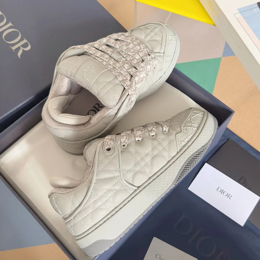 [DIOR] P: 820💰 Men's 39-44. (Male 38. 45. Customized) Dior Dior B9S series top version bread shoes casual sports shoes skate shoes original purchase development and production This new B9S skateboard sneakers are inspired by skateboarding and Dior's high-order spirit. Crafted from navy blue cotton tweed, the classic cannage pattern is reinterpreted with grained calfskin details in homage to Dior's savoir-faire. Padded tongue and technical fabric leg provide ideal comfort. Iconic details abound throughout the design, such as the Dior signature on the heel and tongue, cannage-patterned panels, and the rubber Dior Charm signature on the side inspired by the Dior logo. The rubber soles engraved with Oblique printing with a gradient effect are more refined and can add a high-end temperament to various looks. Exquisite packaging at the delivery counter🛍📦 ▪️Fabric: Original customized first-layer cowhide + tweed ▪️Inner lining: Customized breathable lining ▪️Outsole: Original open-molded anti-slip TPU material ▪️Sole thickness: 3.5CM.